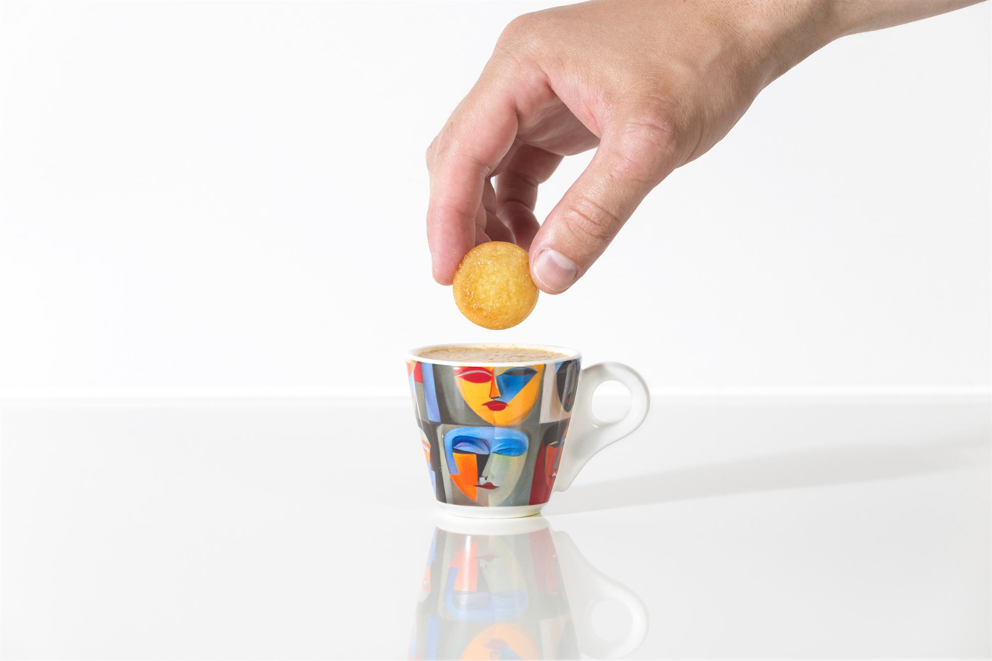 Un financier Martiny trempé dans un espresso
